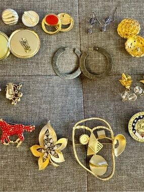 Bundle of vintage brooches, earrings.